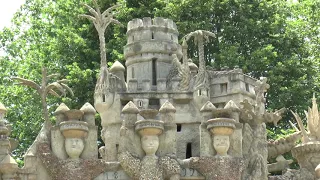 HAUTERIVES - LE PALAIS IDEAL ET LE TOMBEAU DU FACTEUR CHEVAL