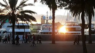 4 хвилини Барселони. Порт Барселони на заході Сонця. Marenagnum Port Vell, Barcelona