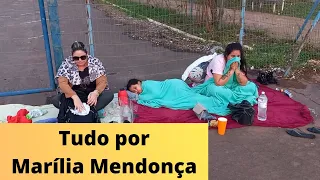 Fãs de Marília Mendonça dormem no estacionamento do local do velório