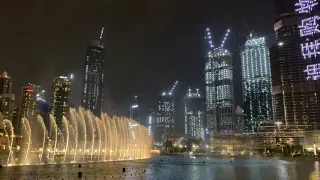 Шоу поющих фонтанов в Дубае рядом с башней Бурдж-Халифа