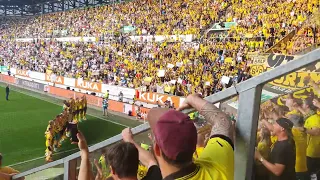 BVB Fans feiern mit der Mannschaft - FC Augsburg - Borussia Dortmund