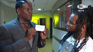 R-Truth le ofrece su ayuda a Reggie por el divorcio de Dana Brooke - WWE Raw 02/05/2022 (En Español)