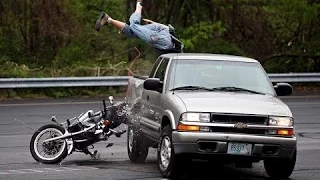 Motorradfahrer überholt bei durchgezogener Linie und Zebrastreifen, Motorradunfall, Crash | Moto Rat