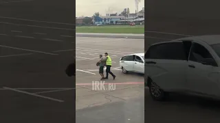 Пьяный мужчина в аэропорту