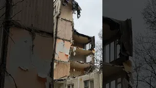 в процессе сноса уже разрушена большая часть дома