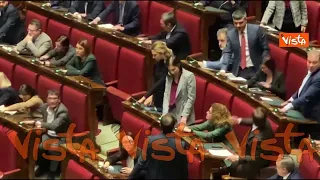 Elly Schlein accolta dagli applausi alla sua prima alla Camera da segretaria del PD