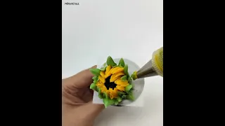 How to pipe buttercream sunflower bud