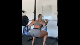 Squat Workout Beautiful Girl - Crossfit Games