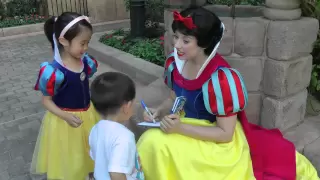 Walt Disney World - Meeting Snow White (Epcot) - May 20, 2011