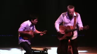 Tommy Emmanuel & Jake Shimabukuro - While my guitar gently weeps