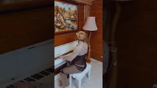 За роялем Сара Окс. Как вам образ? #певицыроссии #знаменитости