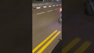 Polislerin önünde kesiciye sokup egzoz patlatmak :D