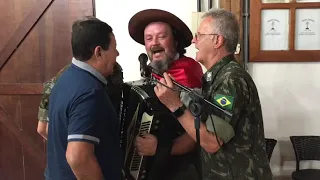 general Mourão canta um chamamé durante passagem em Santa Maria