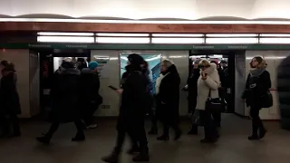 Люди вышли на станцию Елизаровская