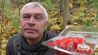 Геннадий Горин на природе кушает роллы