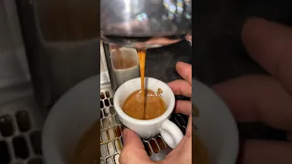 ولذة الصباح احيانا ان تبدئها لعزلة بقهوة ☕️