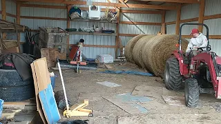 Testing if a Mahindra 1526 can lift a 5x6 grass hay bale.