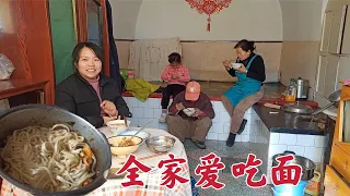 山西偏关，农村人蹲着吃面，可香了