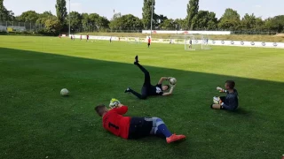 Grundübung seitlich am Boden  mit 3 Torhüter