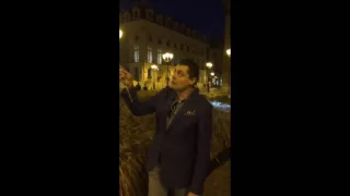 Евгений Понасенков поет «Русское поле» на Вандомской площади в Париже