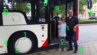 Busfahrer quetscht Fahrgast ein....