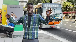 A VOZ DESSE CARA É DE ARREPIAR CANTANDO NO MEIO DA RUA EM SÃO PAULO