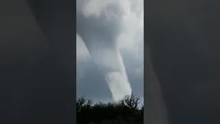 Tornado se forma em cima de lagoa no Rio Grande do Sul. Mulher que filmou se assusta