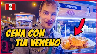 Cena con la TIA VENENO!! Probando comida callejera por primera vez en Perú!