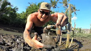 Solo Survival -I NEARLY LOST MY FINGER- making a survival fish trap. MUD CRAB ATTACK