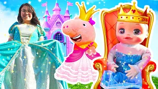 Peppa y Alive juegan a las princesas. Juguetes para bebés.