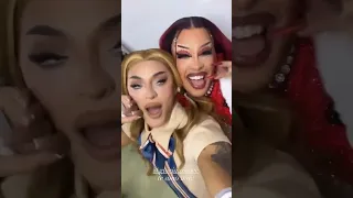 Pabllo Vittar e Gloria Groove juntas nos bastidores do "Carnaval das Artes", no Rio de Janeiro.