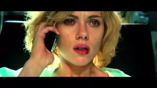 Lucy (Scarlett Johansson) wird sich ihrer 'Entmenschlichung' bewusst