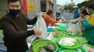 客人問阿源下雨天怎麼都不帶雨傘來 台中市豐原中正公園  海鮮叫賣哥阿源  Taiwan seafood auction