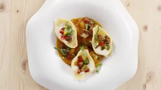 Conchiglioni ripieni di mozzarella di bufala con passata di datterino giallo | Chef Deg | Saporie