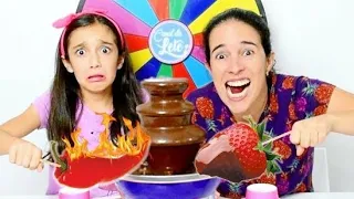 ROLETA MISTERIOSA de CHOCOLATE vs COMIDA DE VERDADE ★ Desafio com Mamãe (Chocolate Fondue Challenge)