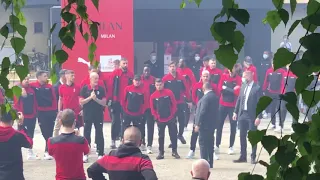 La Curva Sud carica la squadra prima di Atalanta-Milan