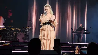 an intimate night with Kelly Clarkson - Beautiful Disaster