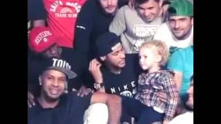 Neymar beija filho Davi Lucca durante entrevista