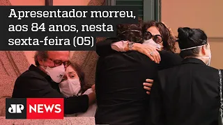 Familiares e amigos se despedem de Jô Soares em velório