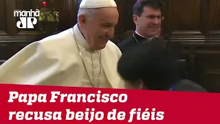 Papa Francisco recusa beijo de fiéis em mão com Anel do Pescador; confira