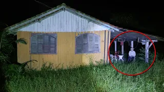 FANTASMA DE SENHOR APARECE SENTADO NA VARANDA DA CASA ONDE NINGUÉM DORME!