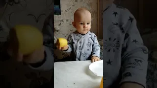 Ребёнок первый раз пробует лимон 🍋 от просмотра этого видео во рту становится кисло 😝