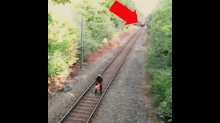 МУЖЧИНА СПАС ВЕЛОСИПЕДИСТА НА ЖД ПУТЯХ / Man Saves biker To Train Tracks