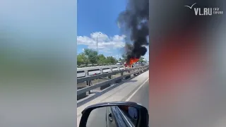 VL.ru - На Некрасовском путепроводе сгорела Toyota Prius