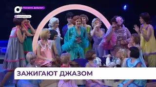 В театре им. Горького покажут спектакль «В джазе только девушки»