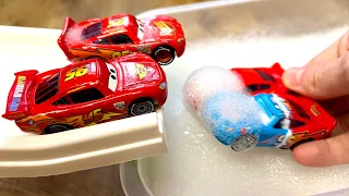 Disney Pixar Cars fall in Water: Lightning McQueen, Dinoco McQueen, Police Car McQueen, Road McQueen