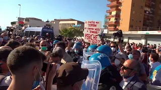 Mondragone, tensione per l'arrivo di Salvini: tafferugli tra contestatori e polizia
