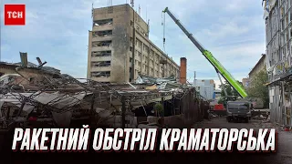 Ракетний обстріл Краматорська. Рятувальники намагаються дістати з-під завалів тіла ще двох загиблих