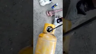 sacando válvula de tanque de gas LP