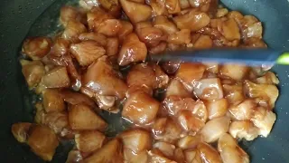 КУСОЧКИ КУРИНОГО ФИЛЕ В СОЕВОМ СОУСЕ ЖАРЕНЫЕ С ЧЕСНОКОМ. FRIED PIECES OF CHICKEN FILLET IN SOY SAUCE